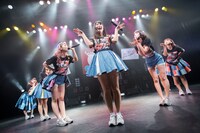 「PASSPO☆フライトツアー ROCK周年ツアー アリガート便」初日公演の様子。