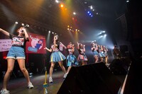 「PASSPO☆フライトツアー ROCK周年ツアー アリガート便」初日公演の様子。