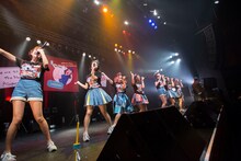「PASSPO☆フライトツアー ROCK周年ツアー アリガート便」初日公演の様子。