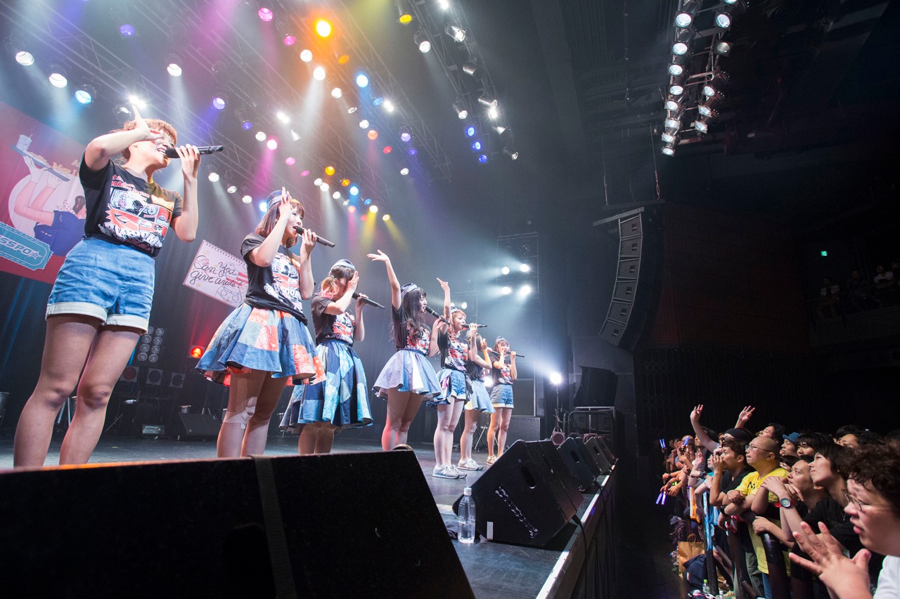 「PASSPO☆フライトツアー ROCK周年ツアー アリガート便」初日公演の様子。