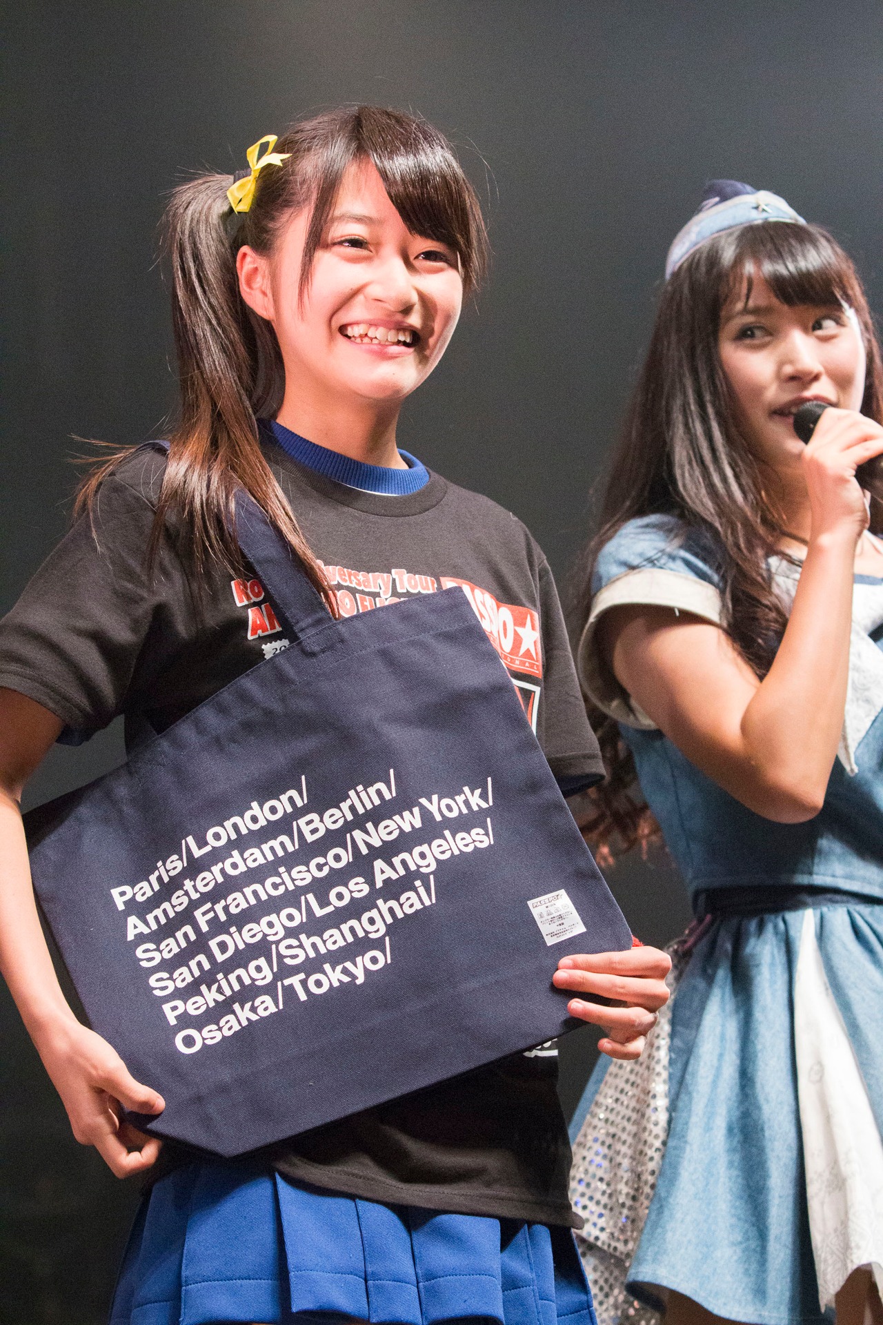 PASSPO☆のツアーグッズをアピールする山本優菜（ぷちぱすぽ☆）。