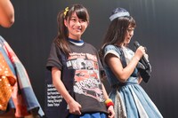 PASSPO☆のツアーグッズをアピールする山本優菜（ぷちぱすぽ☆）。