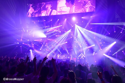 「SPITZ THE GREAT JAMBOREE 2014 "FESTIVARENA" 」日本武道館公演の様子。（撮影：石橋俊治）