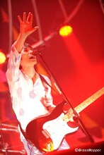 「SPITZ THE GREAT JAMBOREE 2014 "FESTIVARENA" 」日本武道館公演での草野マサムネ（Vo, G）。（撮影：内藤順司）