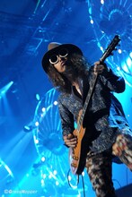 「SPITZ THE GREAT JAMBOREE 2014 "FESTIVARENA" 」日本武道館公演での三輪テツヤ（G）。（撮影：内藤順司）