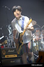 「SPITZ THE GREAT JAMBOREE 2014 "FESTIVARENA" 」日本武道館公演での田村明浩（B）。（撮影：石橋俊治）