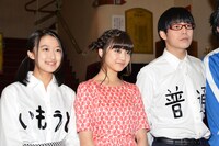 囲み取材に応じる中江友梨、新井ひとみ、鎌苅健太（左から）。