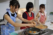 左から宮脇咲良、山本彩、高橋みなみ。（写真提供：関西テレビ）