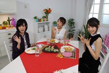 左から山本彩、高橋みなみ、宮脇咲良。（写真提供：関西テレビ）