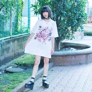 コラボグッズを着用する吉田凜音。