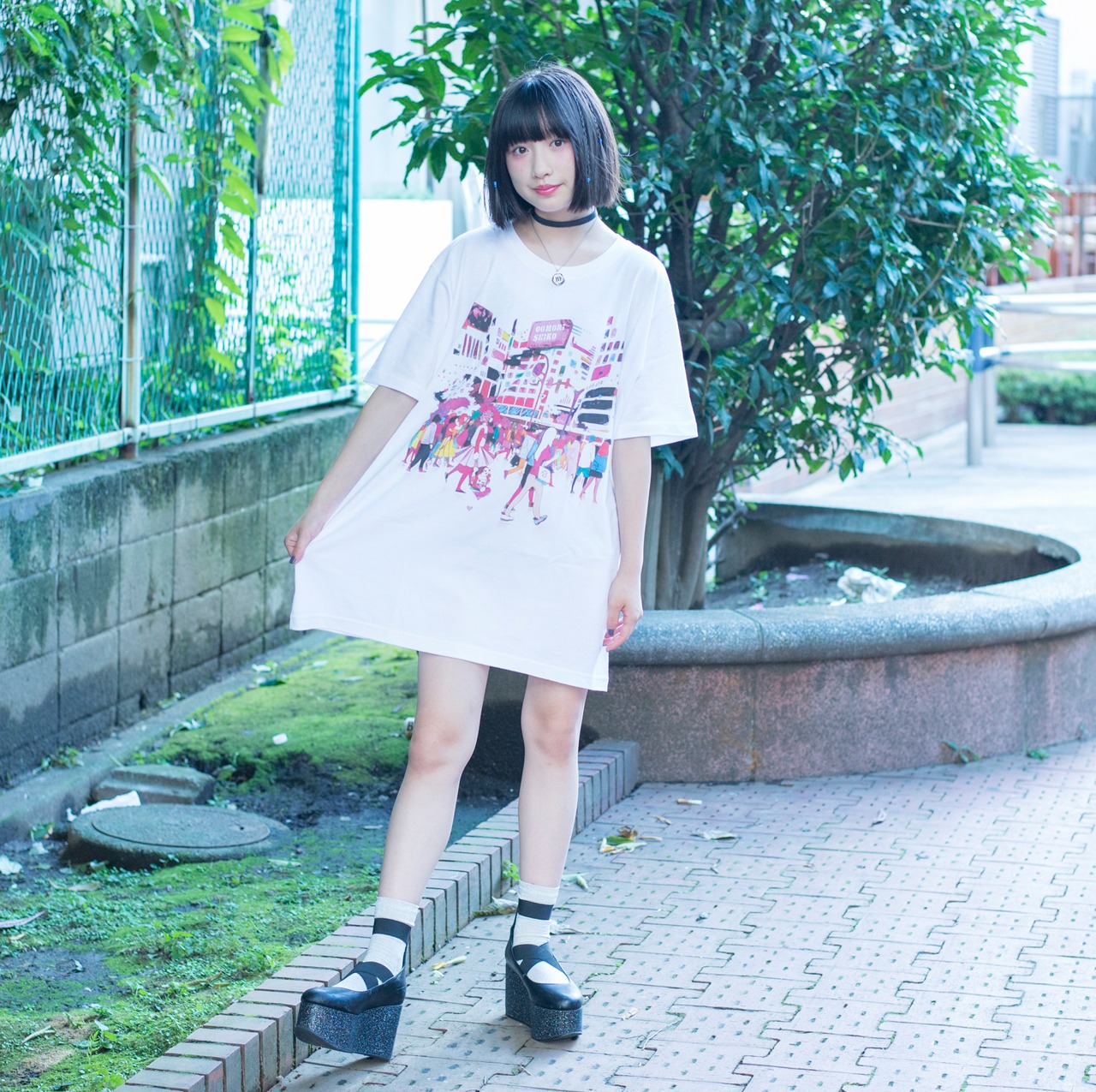 コラボグッズを着用する吉田凜音。