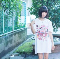 コラボグッズを着用する吉田凜音。