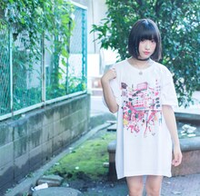 コラボグッズを着用する吉田凜音。