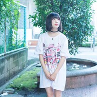 コラボグッズを着用する吉田凜音。