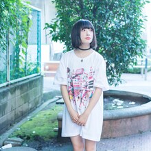 コラボグッズを着用する吉田凜音。