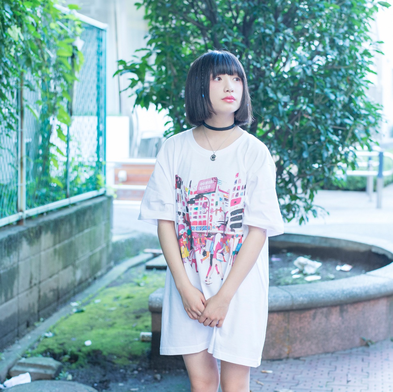 コラボグッズを着用する吉田凜音。