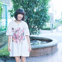 コラボグッズを着用する吉田凜音。