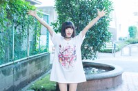 コラボグッズを着用する吉田凜音。