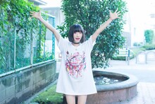 コラボグッズを着用する吉田凜音。