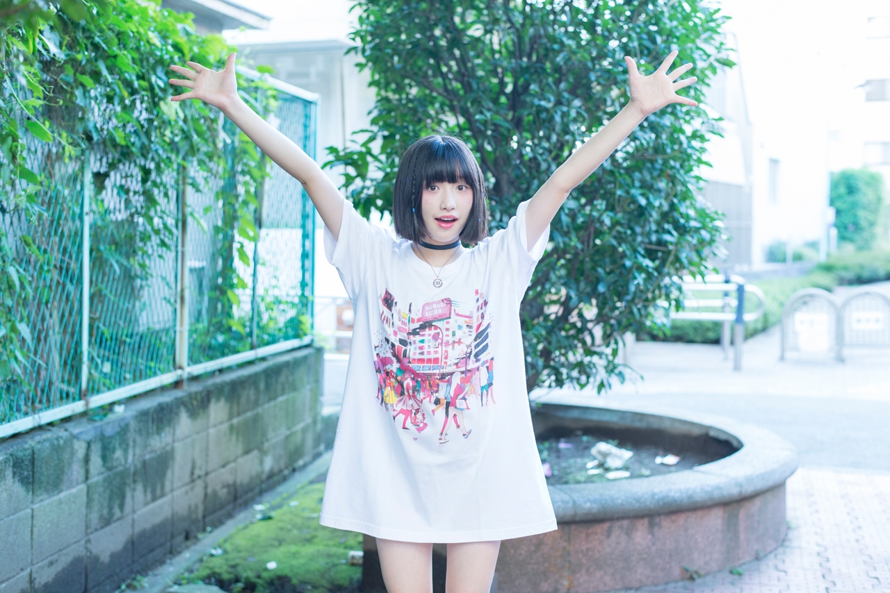 コラボグッズを着用する吉田凜音。