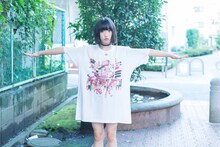 コラボグッズを着用する吉田凜音。