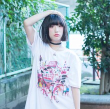 コラボグッズを着用する吉田凜音。