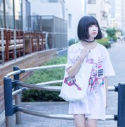 コラボグッズを着用する吉田凜音。