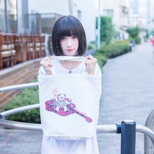 コラボグッズを着用する吉田凜音。