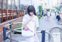 コラボグッズを着用する吉田凜音。