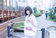 コラボグッズを着用する吉田凜音。