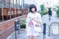 コラボグッズを着用する吉田凜音。