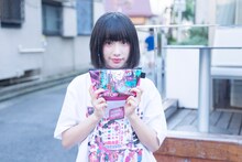 コラボグッズを着用する吉田凜音。