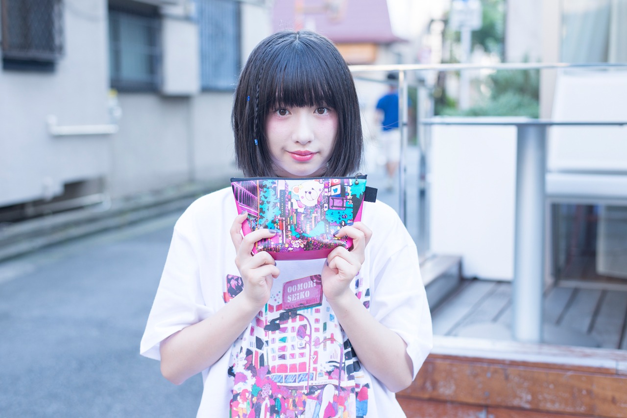 コラボグッズを着用する吉田凜音。