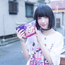 コラボグッズを着用する吉田凜音。