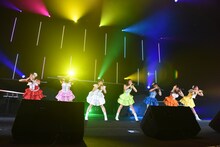 「愛乙女★DOLL 6thワンマンライブin渋谷公会堂～君と見る七色の流れ星☆願いを込めて歌う歌！聴かなきゃ“こうかい”しちゃうぞ！」の様子。