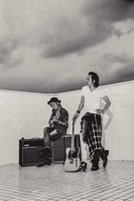 左からつるの剛士、世良公則。