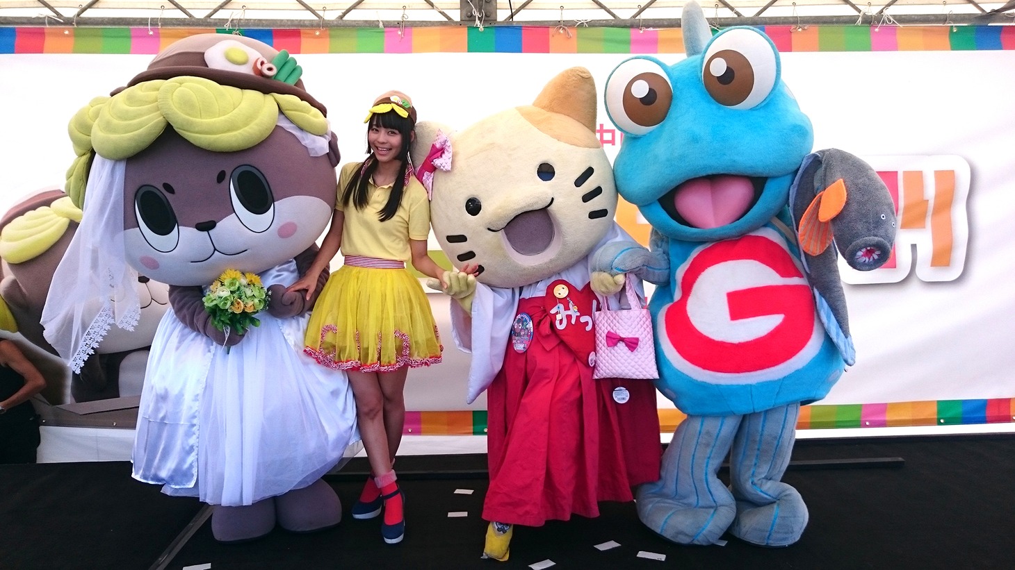 寺嶋由芙とゆるキャラたち。