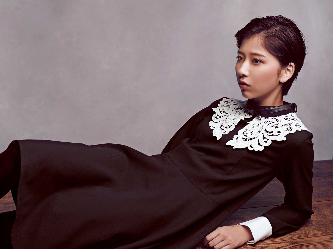 人気画像2位は「玉井詩織が雑誌『OVERTURE』で大人な表情」より、玉井詩織（ももいろクローバーZ）グラビアページ。
