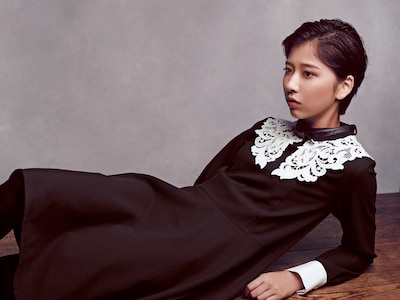 人気画像2位は「玉井詩織が雑誌『OVERTURE』で大人な表情」より、玉井詩織（ももいろクローバーZ）グラビアページ。