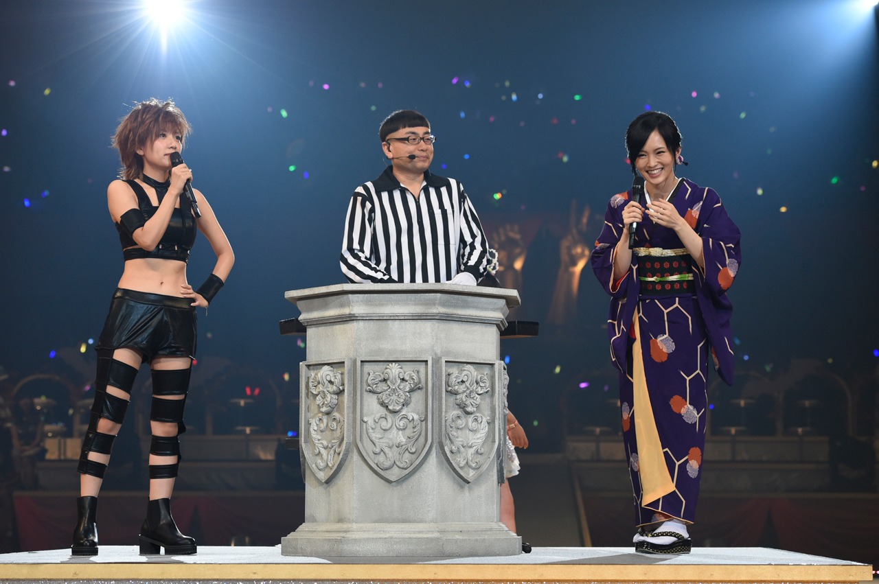 高橋みなみ（左）と山本彩（右）。(c)AKS