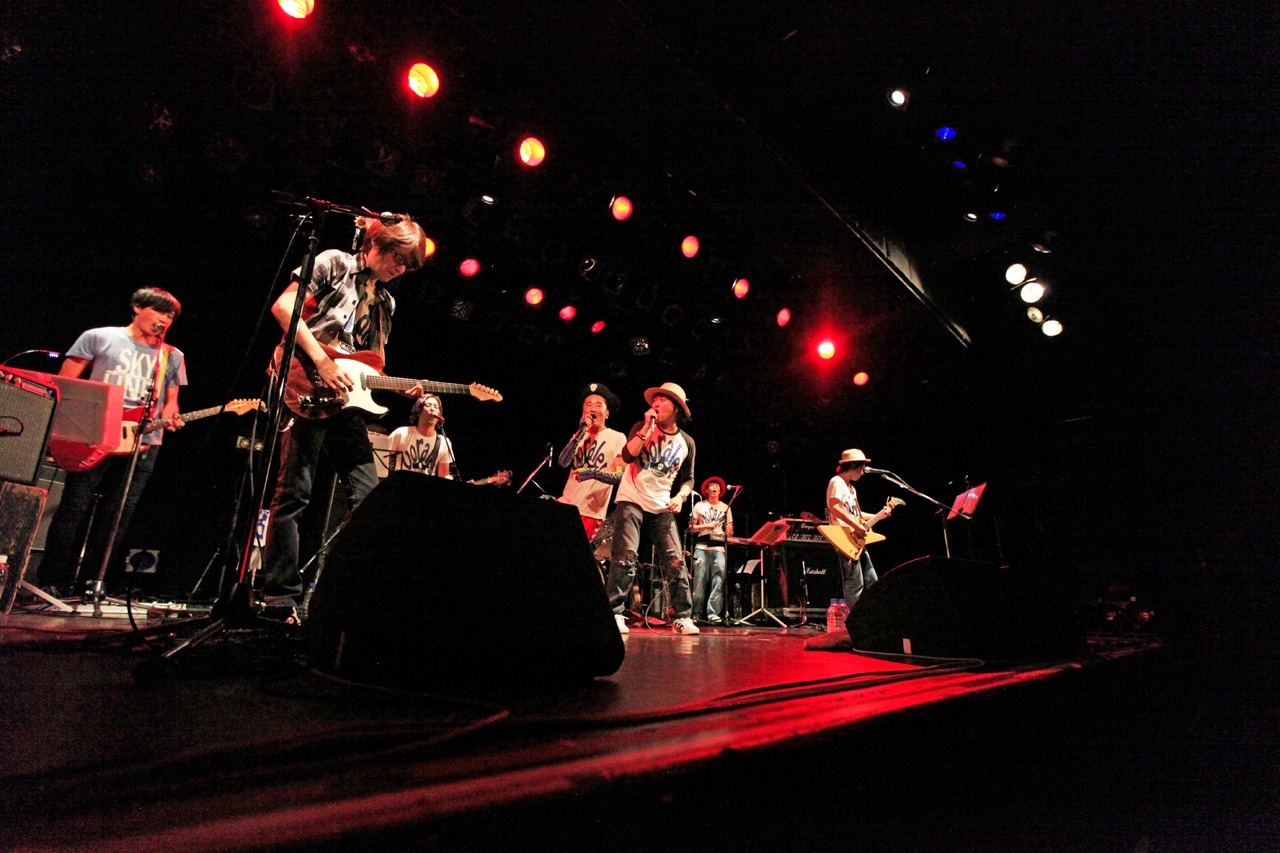 中村一義「中村一義・バンドライブツアー『RockでなしRockn'Roll 2015～海賊大宴会～』」東京・LIQUIDROOM公演の様子。（写真提供：ビクターエンタテインメント）
