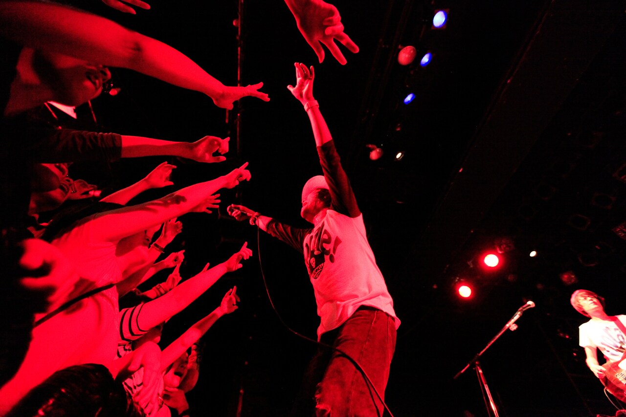 中村一義、“Rockでなし”たちを沸かせた「海賊大宴会」東京公演