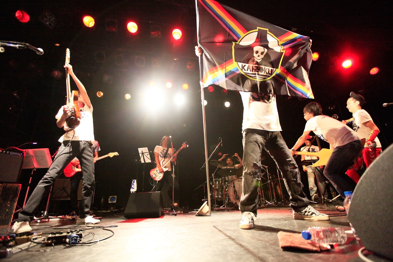 中村一義「中村一義・バンドライブツアー『RockでなしRockn'Roll 2015～海賊大宴会～』」東京・LIQUIDROOM公演の様子。（写真提供：ビクターエンタテインメント）