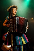 小春（Accordion）（撮影：タカハシアキラ）