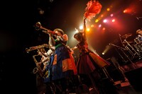 「チャラン・ポ・ランタンと愉快なカンカンバルカン ツアー2015 “チャラン穂 秋の大収穫祭”」LIQUIDROOM公演の様子。（撮影：タカハシアキラ）