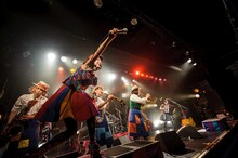 「チャラン・ポ・ランタンと愉快なカンカンバルカン ツアー2015 “チャラン穂 秋の大収穫祭”」LIQUIDROOM公演の様子。（撮影：タカハシアキラ）