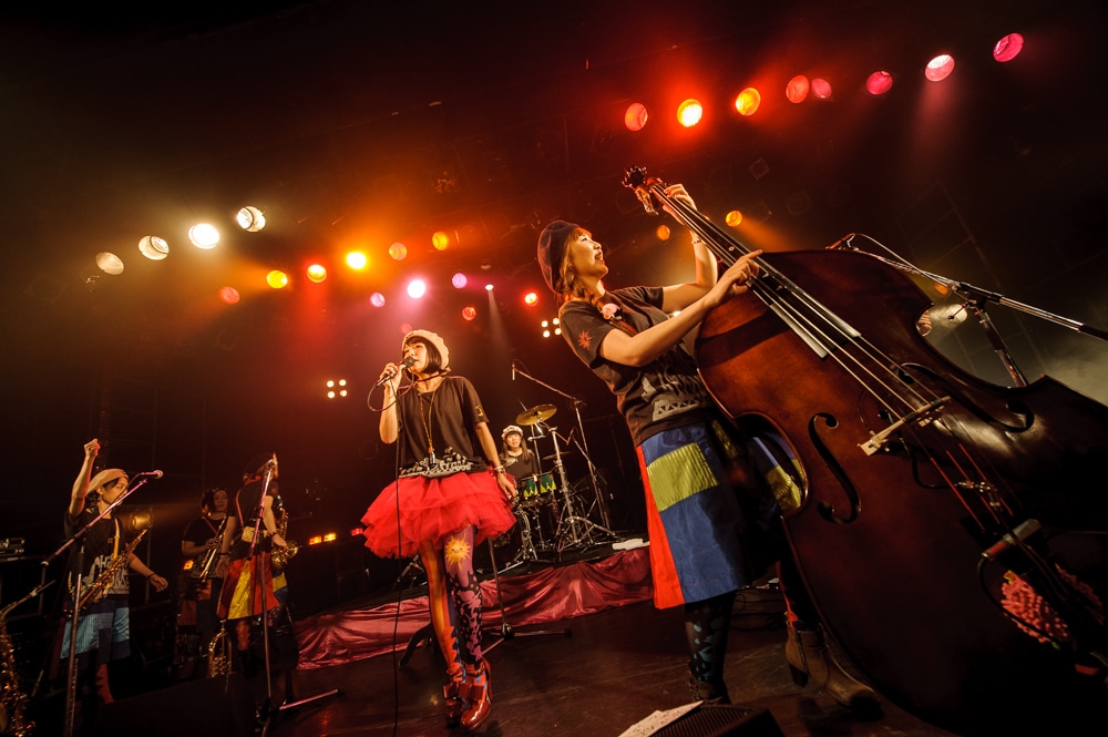 「チャラン・ポ・ランタンと愉快なカンカンバルカン ツアー2015 “チャラン穂 秋の大収穫祭”」LIQUIDROOM公演の様子。（撮影：タカハシアキラ）