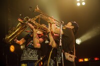 「チャラン・ポ・ランタンと愉快なカンカンバルカン ツアー2015 “チャラン穂 秋の大収穫祭”」LIQUIDROOM公演の様子。（撮影：タカハシアキラ）