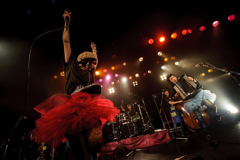 「チャラン・ポ・ランタンと愉快なカンカンバルカン ツアー2015 “チャラン穂 秋の大収穫祭”」LIQUIDROOM公演の様子。（撮影：タカハシアキラ）