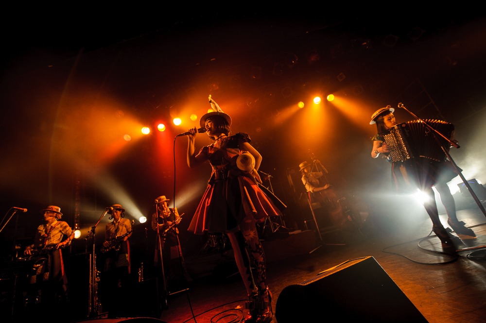 「チャラン・ポ・ランタンと愉快なカンカンバルカン ツアー2015 “チャラン穂 秋の大収穫祭”」LIQUIDROOM公演の様子。（撮影：タカハシアキラ）